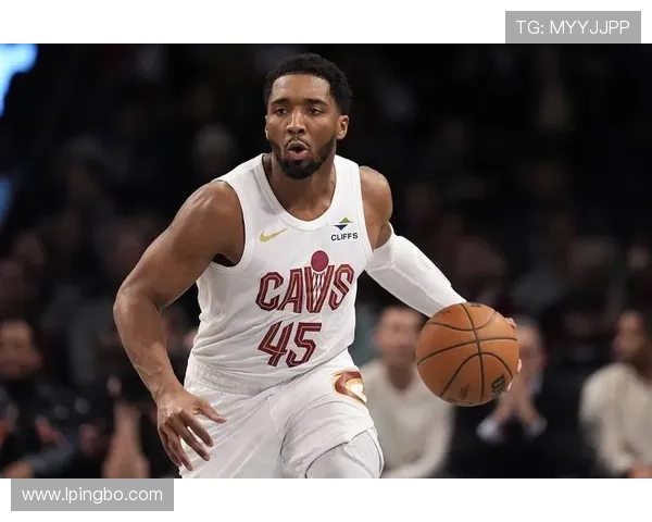 多诺万·米切尔突破创造高效得分拉开与库里关键时刻表现差距